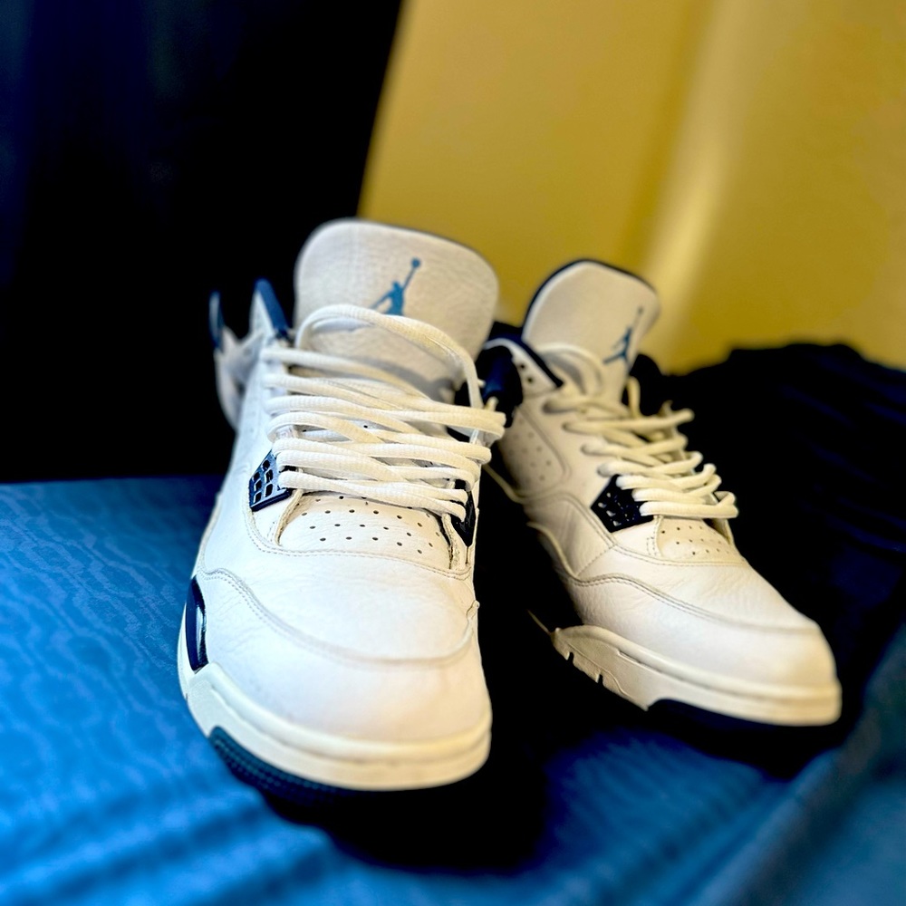 Air Jordan 4
Retro+ 'Columbia'